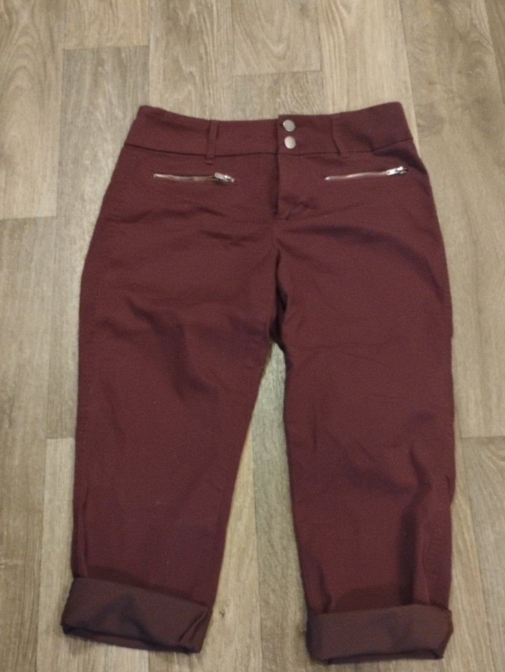 5/$20 Size 28 Tinsel Maroon Knit Roll-Cuff Capri Pants with Silver Zippers